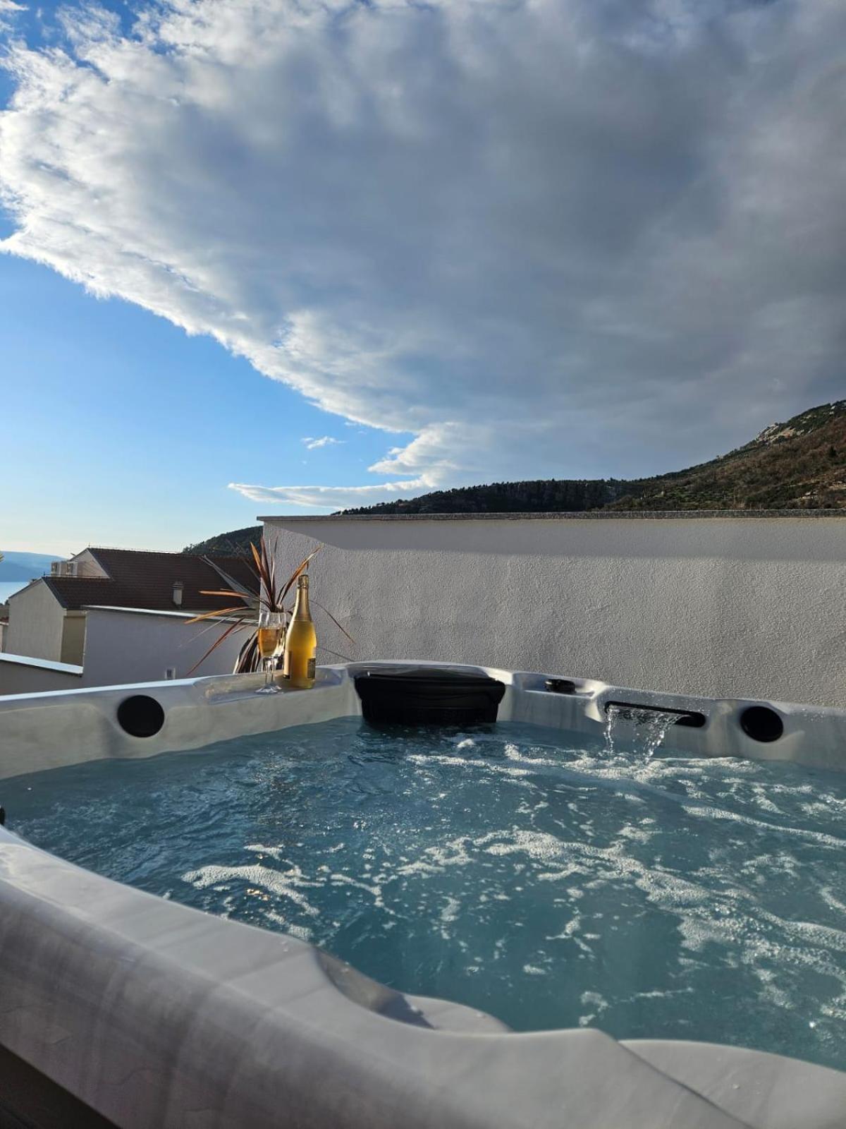 Apartman Koko With Private Jacuzzi Makarska Exterior foto